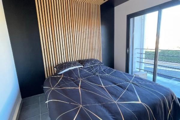 Inspiration à réalisation : tête de lit en bois avec mur et plafond noir